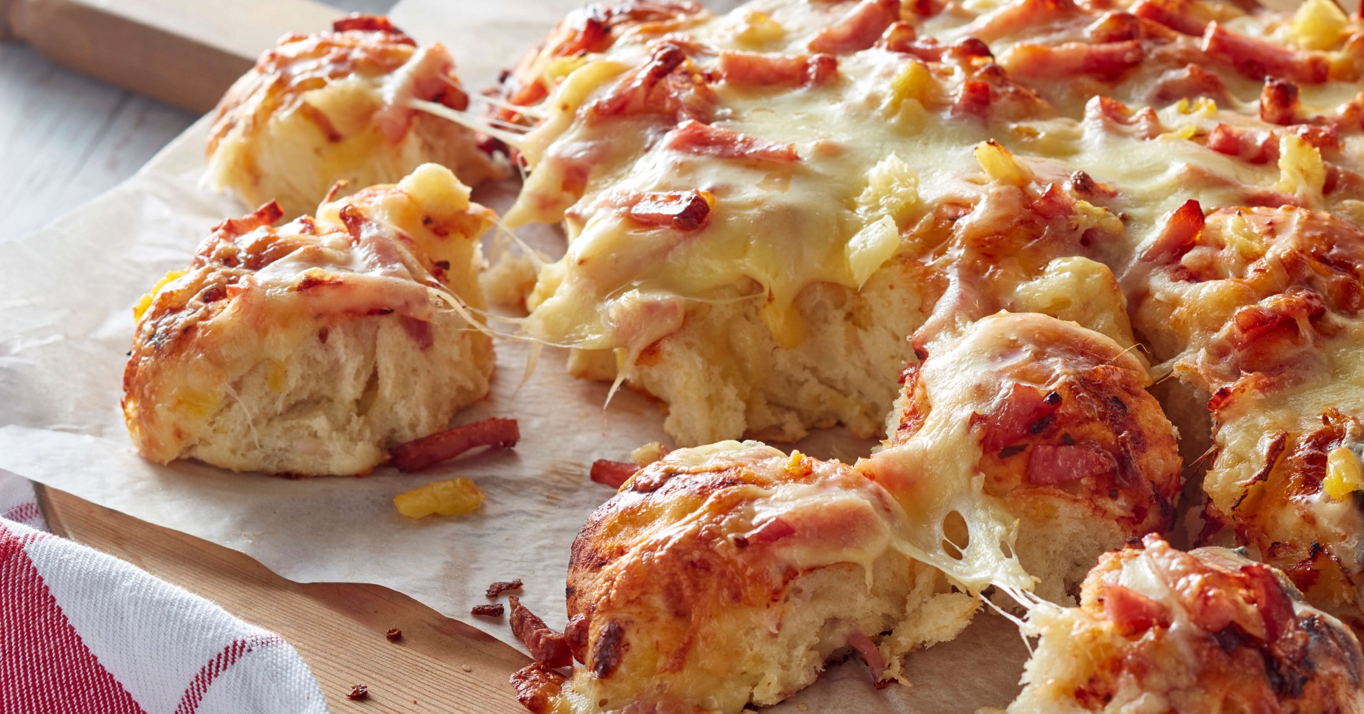 Hawaiian Ham and Pineapple Monkey Bread Recipe | myfoodbook | Savoury stuffed pull apart bread